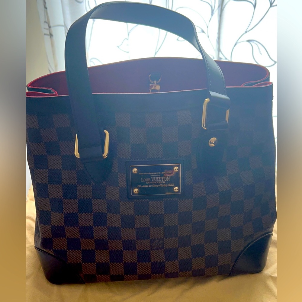 Authentic Louis Vuitton handbag. Medium size patent leather.Excellent condition.